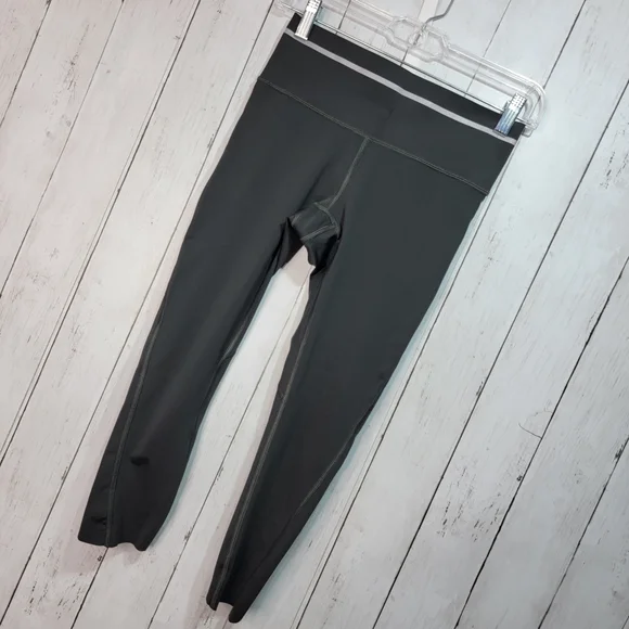 Athleta Sonic Reflective Capri Size XS Green Legging Crop Pant Style 291694. - Picture 5 of 10